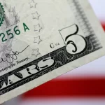 Dólar tem leve baixa ante o real alinhado ao exterior