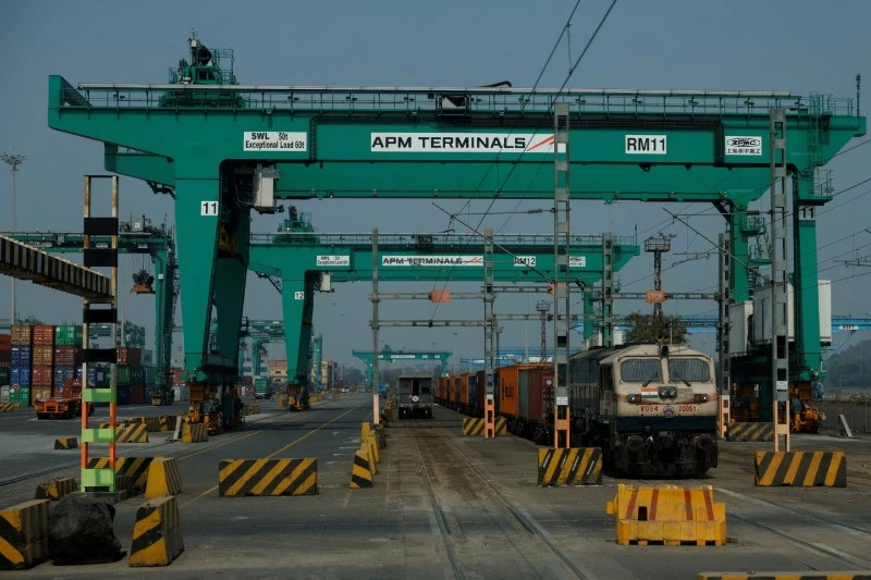 Imagem de um complexo de pórticos de carga de terminais de transporte ferroviário, utilizado para movimentação e carregamento de containers na área portuária.