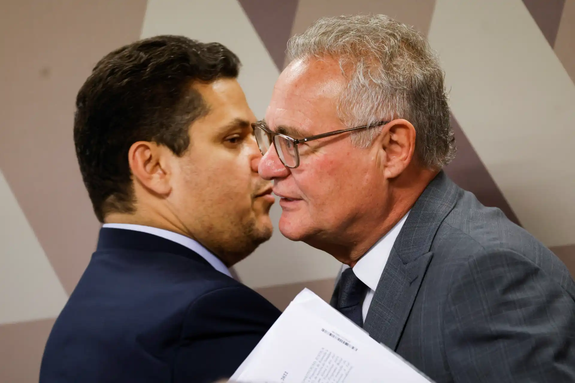 Imagem de dois homens em um aperto de mãos, demonstrando uma conversa séria e próxima.