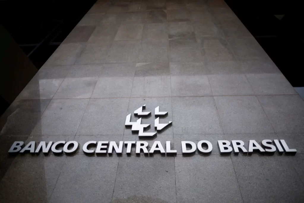 Fachada do Banco Central do Brasil com o logo em destaque na parede de pedra cinza.