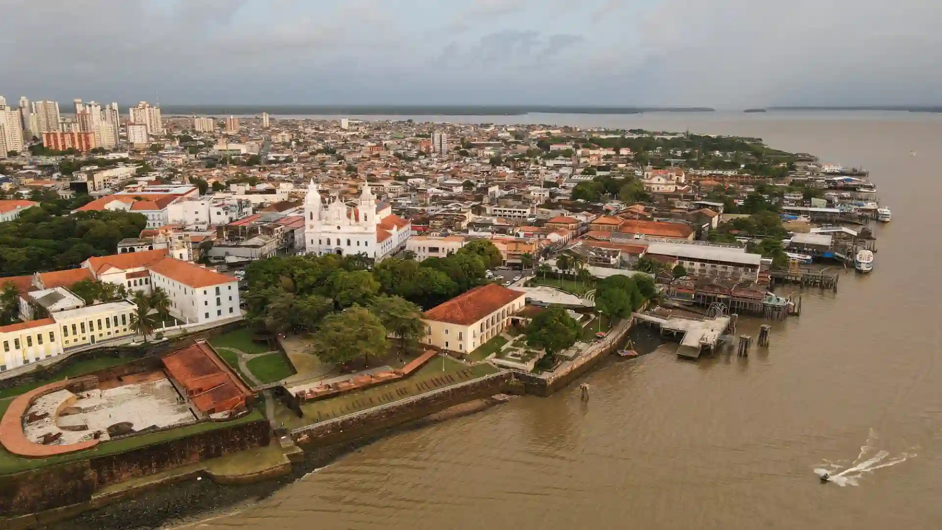 Vista aérea da cidade de Salvador na Bahia, Brasil, mostrando a orla, prédios históricos e o mar, com foco na região do Pelourinho e do Farol da Barra.