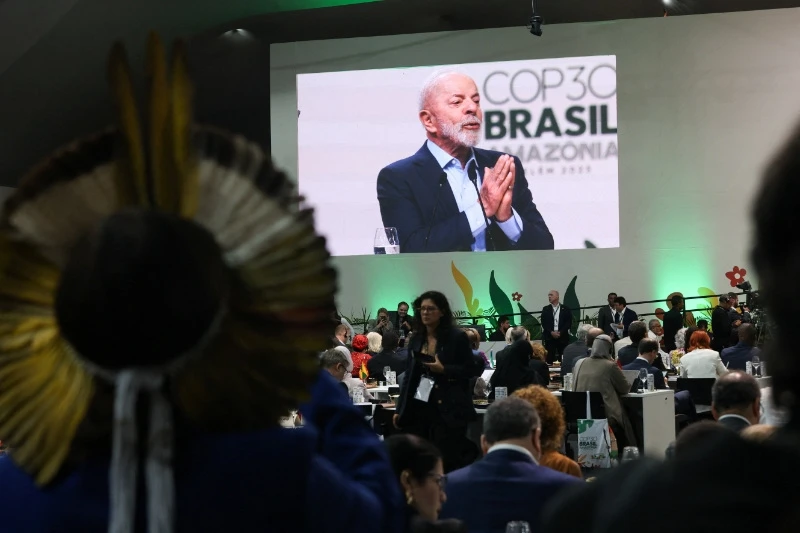 Conferência no Brasil com destaque para a palavra-chave COP30 Brasil, com palestrante importante e público atento durante evento ambiental em 2023.