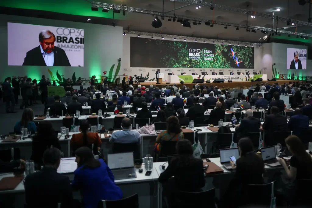 Público assiste a conferência no evento COP30 Brasil, na Amazônia, durante o Climate Summit com foco em mudanças climáticas e sustentabilidade.