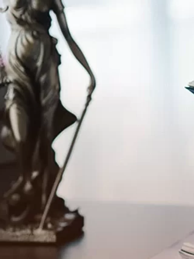 Pessoa lendo um livro detalhado em um ambiente de escritório, destacando-se por sua postura focada e atmosfera acadêmica.