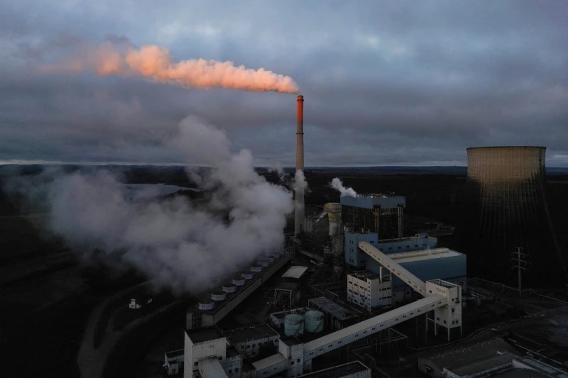 Indústria de usina termelétrica emitindo fumaça e poluição para o meio ambiente, cenário de poluição industrial no século XXI.