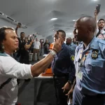 Manifestantes tentam forçar entrada no local da cúpula e entram em choque com segurança