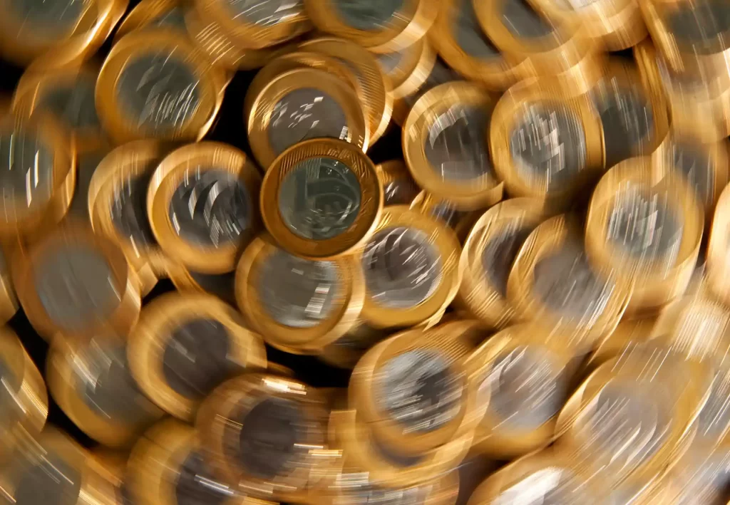 Vários fuzileiros navais de ouro com fundo escuro, com foco em destaque, representando riqueza e exclusividade.