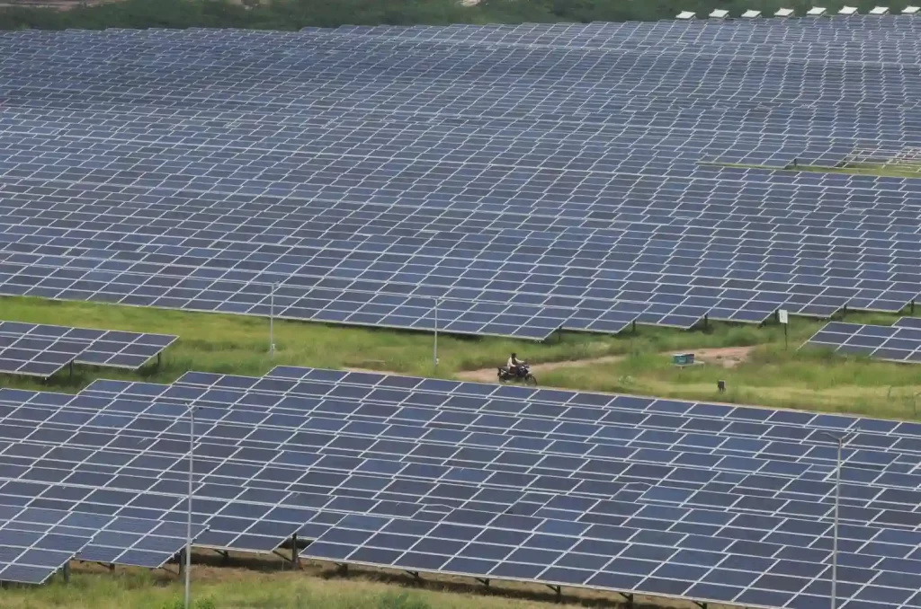 Painel de painéis solares em uma fazenda solar, captando energia renovável em um grande campo ao ar livre.