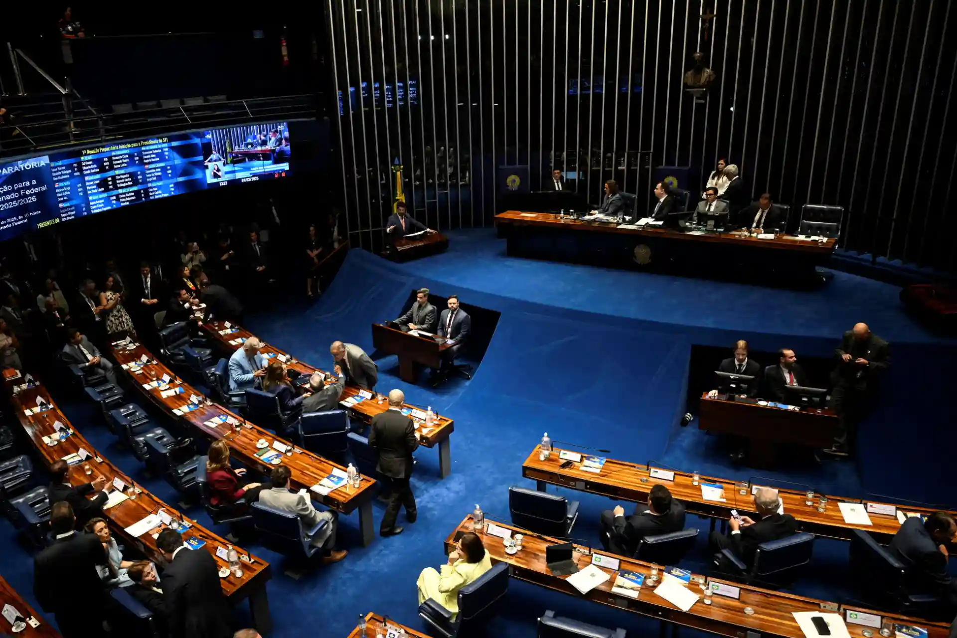Sessão na Câmara dos Deputados com parlamentares e funcionários durante discussão de projetos de lei em Brasília, evidenciando o ambiente legislativo brasileiro.