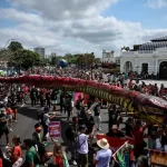 Manifestantes ambientais protestam no calor de Belém em meio à cúpula climática