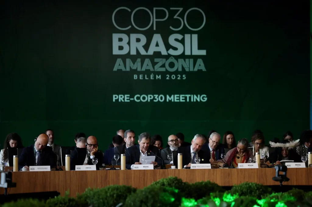 Reunião do pré-COP30 no Brasil, com líderes e representantes discutindo questões ambientais na Amazônia, em preparação para a Conferência do Clima de 2025.