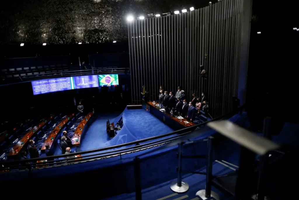 Sessão do Parlamento Brasileiro durante reunião oficial no Congresso Nacional com deputados e senadores presentes, cenário político no Brasil.