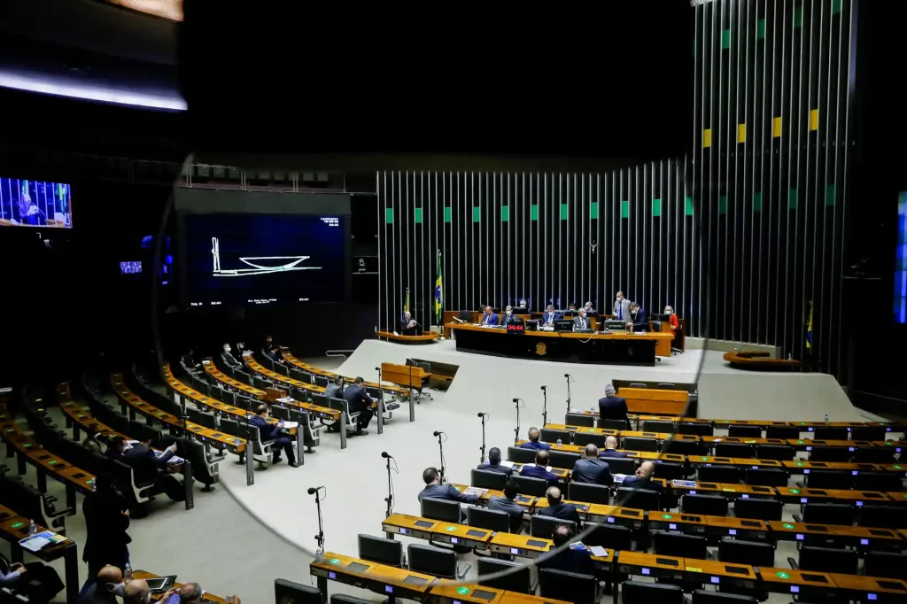 Sessão do Congresso Nacional do Brasil com deputados e senadores reunidos em plenário para discussões e votação de projetos.