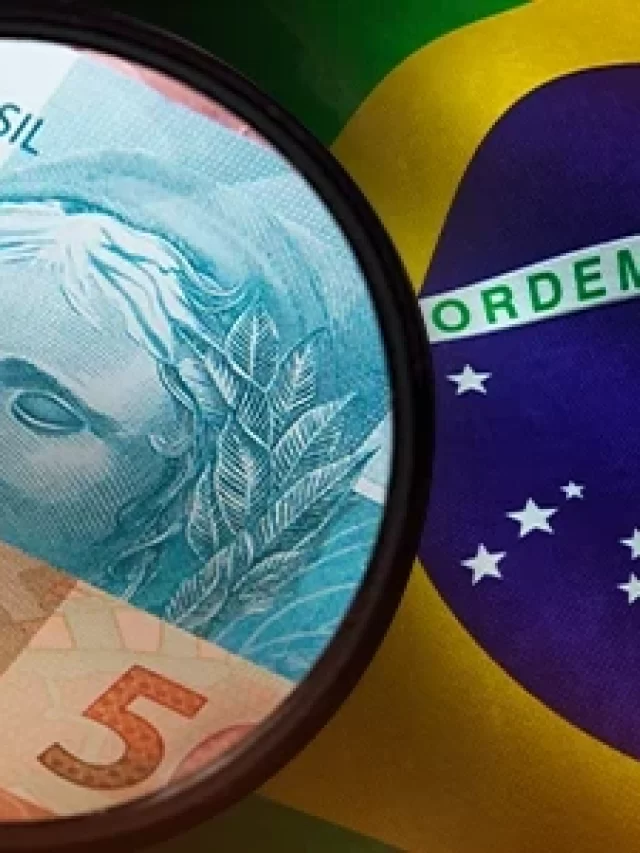 Lupa ampliando uma nota de cinco reais no Brasil, com a bandeira brasileira ao fundo, destacando elementos de moeda e símbolo nacional.