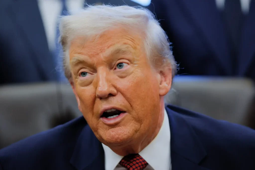 Imagem do ex-presidente Donald Trump durante entrevista ou reunião, evidenciando sua expressão facial e cabelo branco, com foco na sua face envelhecida.