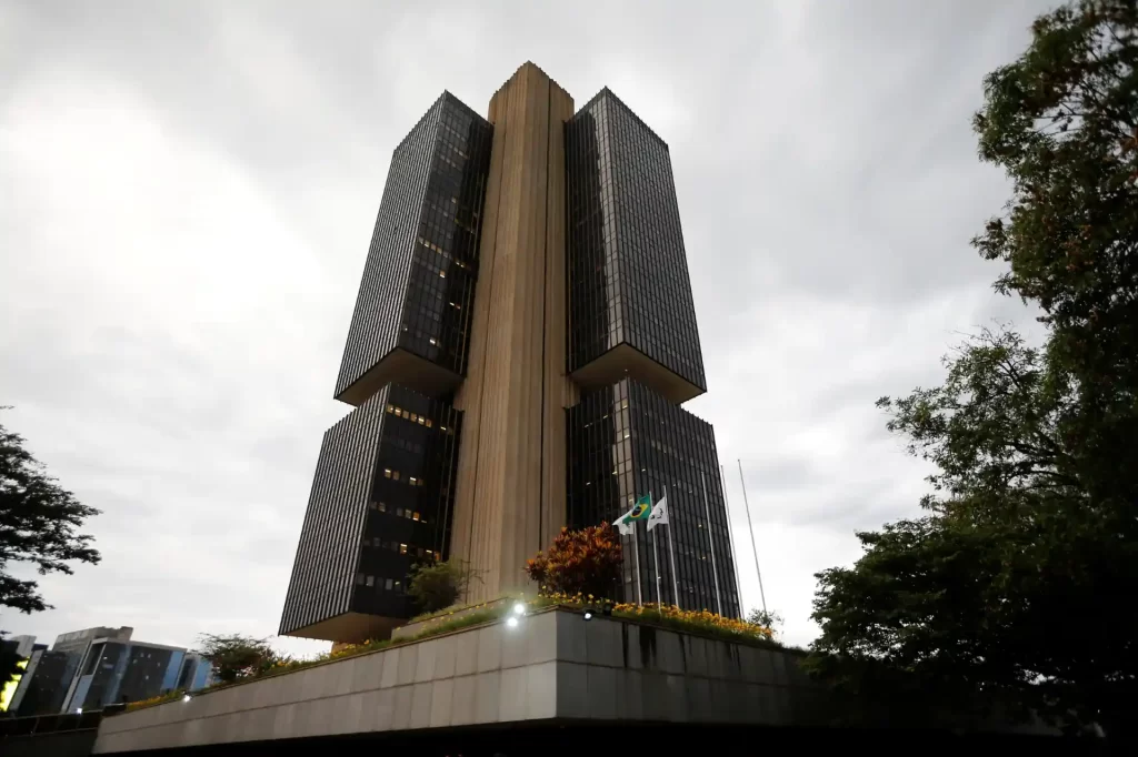 Edifício Torre Caixapro no centro de São Paulo, um símbolo de arquitetura moderna e inovação empresarial.