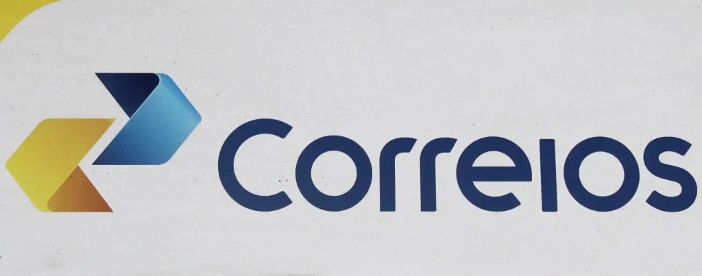 Logotipo da Empresa Correios, reconhecida por seus serviços de entrega e encomendas no Brasil, exibido em fundo branco.