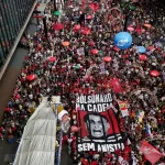 Manifestantes protestam contra projeto da dosimetria que alivia pena de Bolsonaro
