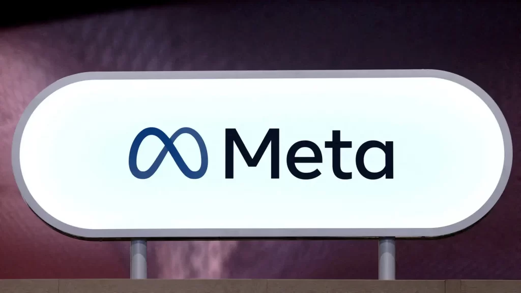 Imagem de um outdoor com o logo do Meta, a gigante de tecnologia dona do Facebook, Instagram e WhatsApp, com fundo escuro e foco no logo e nome 'Meta'