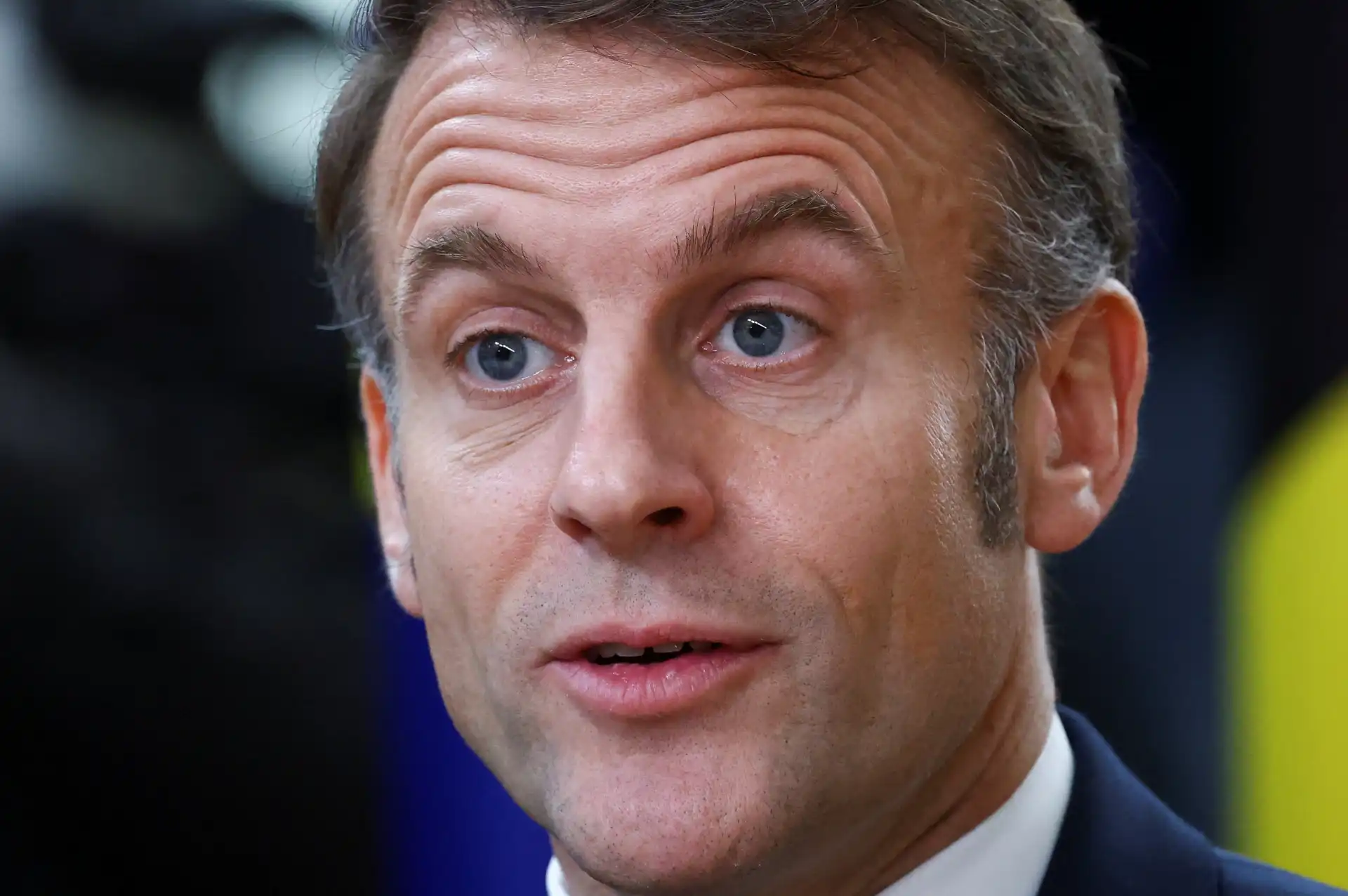 Imagem de uma pessoa com cabelos castanhos claros e expressão séria, possivelmente um profissional ou figura pública. Fundo desfocado.