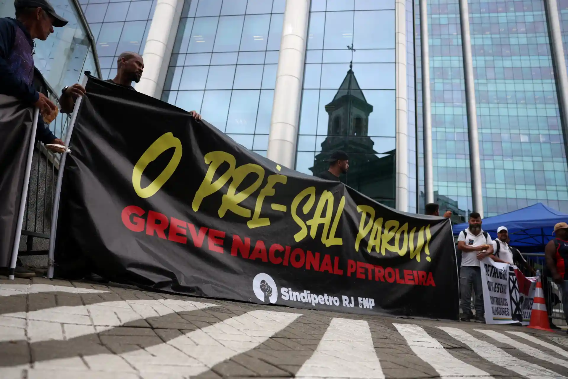 Manifestantes protestam contra o aumento do preço dos combustíveis em uma manifestação da greve nacional petrolífera com uma faixa que diz 'O preço saiu caro!'.