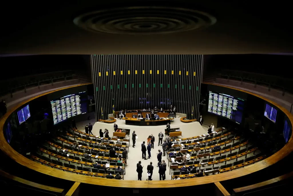 Sessão plenária do Senado Federal com senadores e senadoras discutindo e votando projetos importantes em Brasília, com painéis de votação e ambiente formal.