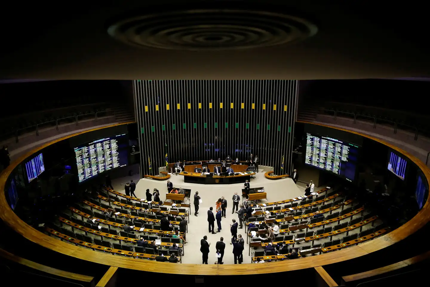 Sessão plenária do Senado Federal com senadores e senadoras discutindo e votando projetos importantes em Brasília, com painéis de votação e ambiente formal.
