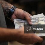 Dólar cai em sintonia com exterior em início de semana de decisões sobre juros