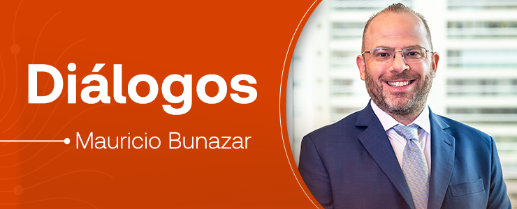 Imagem de Mauricio Bunazar promovendo diálogos e comunicação eficaz em ambiente corporativo, ideal para melhorar habilidades de liderança e relacionamento profissional.