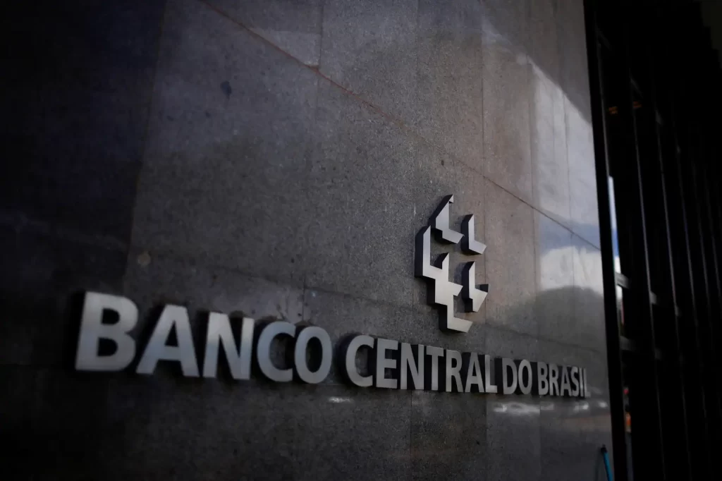 Fachada do Banco Central do Brasil com sua logomarca visível em destaque na parede de pedra
