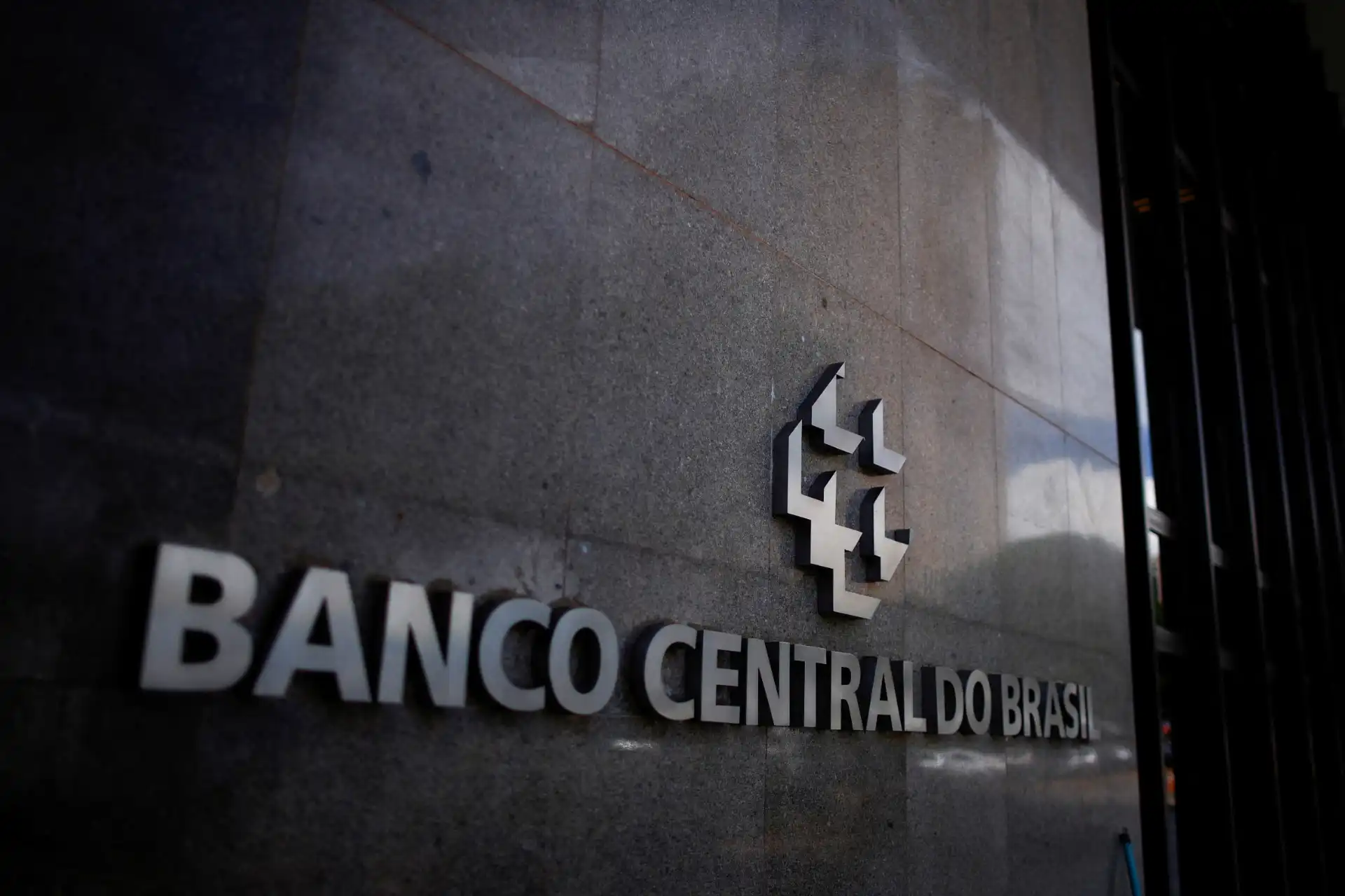 Fachada do Banco Central do Brasil com sua logomarca visível em destaque na parede de pedra