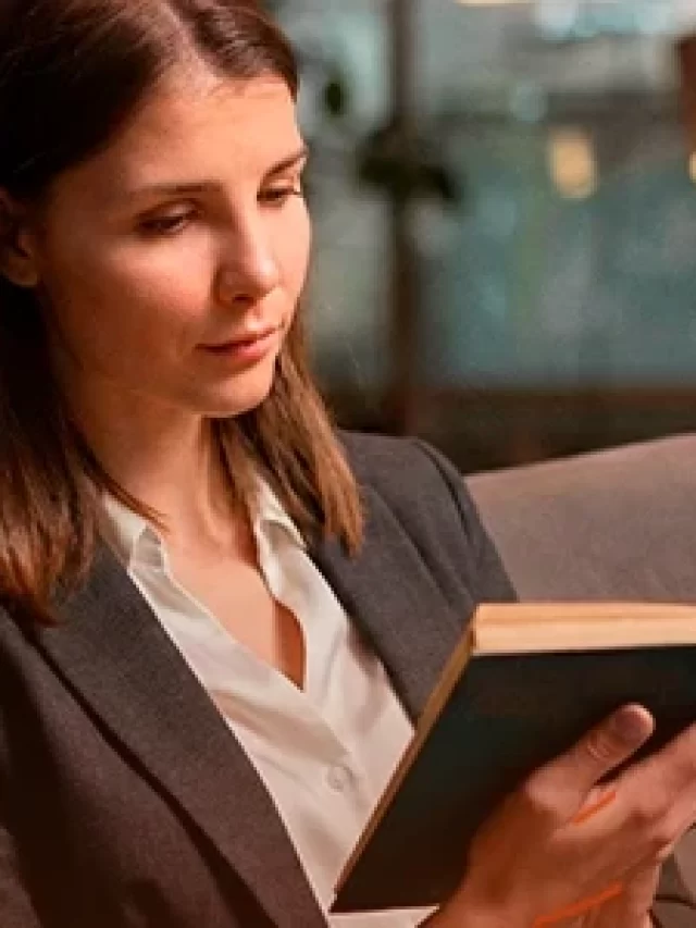 mulherjovemlendo-livro-ambienteaconchegante