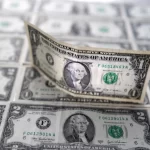 Dólar interrompe série de ganhos e fecha em baixa no Brasil, aos R$5,3684