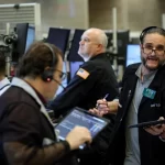 Ações de chips saltam com otimismo sobre IA e Dow Jones fecha em recorde