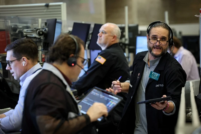 Equipe de suporte técnico em operação no centro de controle, focada na gestão de sistemas de telefonia correspondente ao serviço de telefonia fixa por assinatura.
