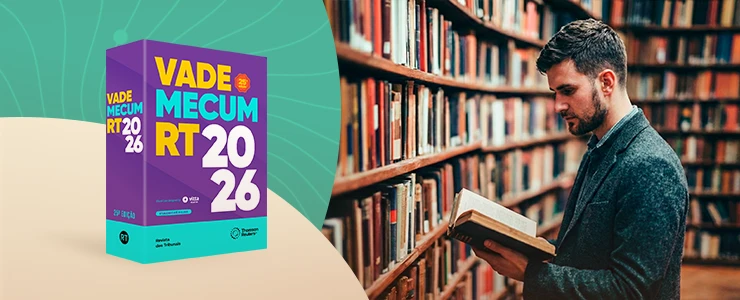 Homem estudando em biblioteca com livros na estante e destaque para o livro 'Vade Mecum RT 2026' na imagem, ideal para estudantes e profissionais do direito.