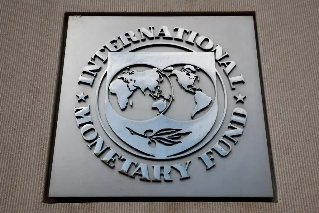 Logo do Fundo Monetário Internacional (FMI) com mapa-múndi e símbolo de economia, representando a instituição financeira global.