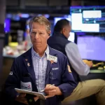 Wall Street se recupera com impulso de energia após ataque na Venezuela; Dow Jones bate recorde