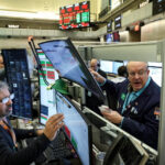 Índices caem conforme petróleo sobe 12% e mercado de trabalho mostra enfraquecimento