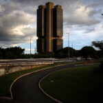 Brasil registra déficit em conta corrente de US$5,6 bi em fevereiro, diz BC Brasil registra déficit em conta corrente de US$5,6 bi em fevereiro, diz BC