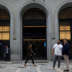 Ibovespa recua nos primeiros negócios com atenções voltadas para Oriente Médio