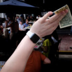 Dólar abre em baixa no Brasil apesar de aversão a risco no exterior