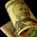 Dólar cai ante real com ata do Copom e Oriente Médio no foco