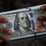 Dólar oscila perto da estabilidade ante real após EUA rejeitarem proposta do Irã