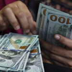 Dólar oscila perto da estabilidade com mercado de olho no exterior