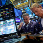 Índices de Wall Street caem mais de 1% sob pressão de setor de tecnologia e preocupações com a guerra Índices de Wall Street caem mais de 1% sob pressão de setor de tecnologia e preocupações com a guerra