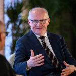 Economista-chefe do BCE indica juros mais altos mesmo após choque do Irã