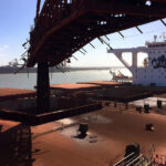 Minério de ferro sobe com recuperação do setor manufatureiro chinês e queda na oferta