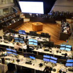 Ibovespa fecha em queda com cena corporativa em foco; Petrobras PN cai 3%