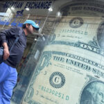Dólar cai no Brasil com mercado à espera da ata do Fed Dólar cai no Brasil com mercado à espera da ata do Fed